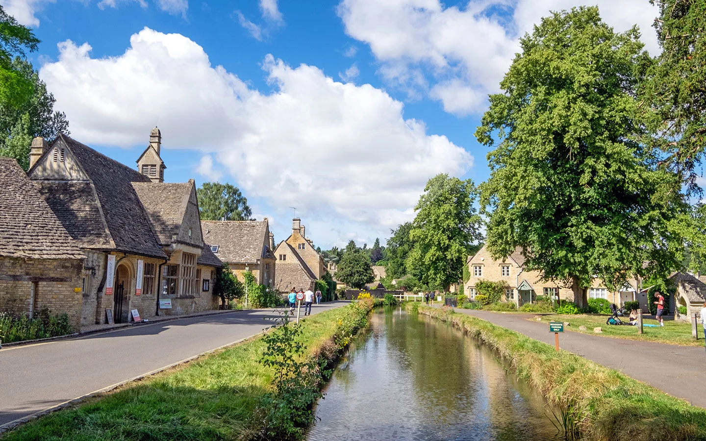 Copsehill Road in Lower Slaughter on a walk from Bourton-on-the-Water