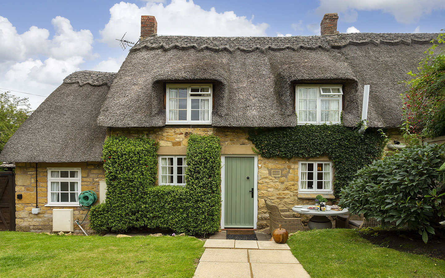 Harrowby End thatched cottage in Ebrington in the Cotswolds