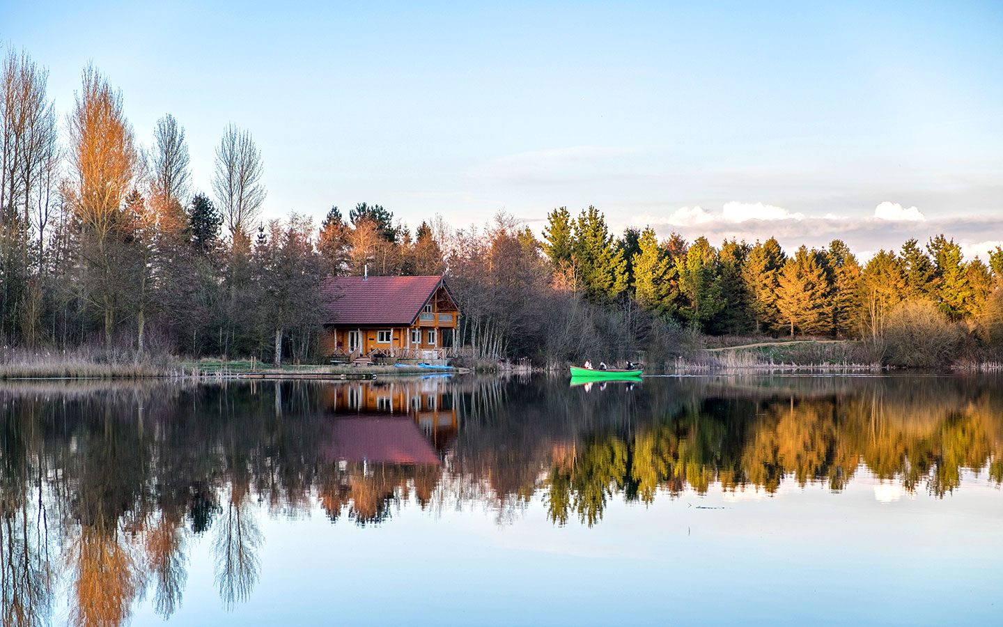 Log House Holidays: Lakeside log cabins with hot tubs in the Cotswolds