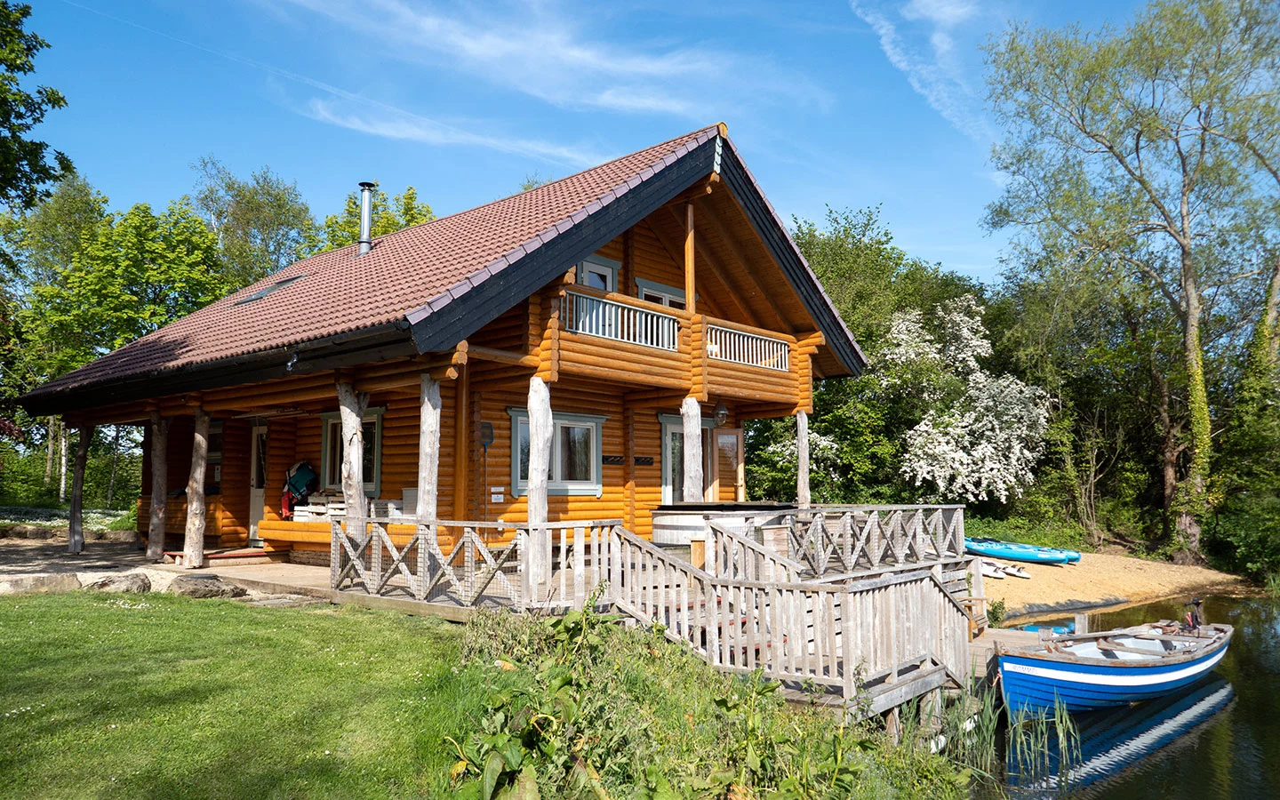 Kaiser's Kabin – lakeside hot tub lodges in the Cotswolds