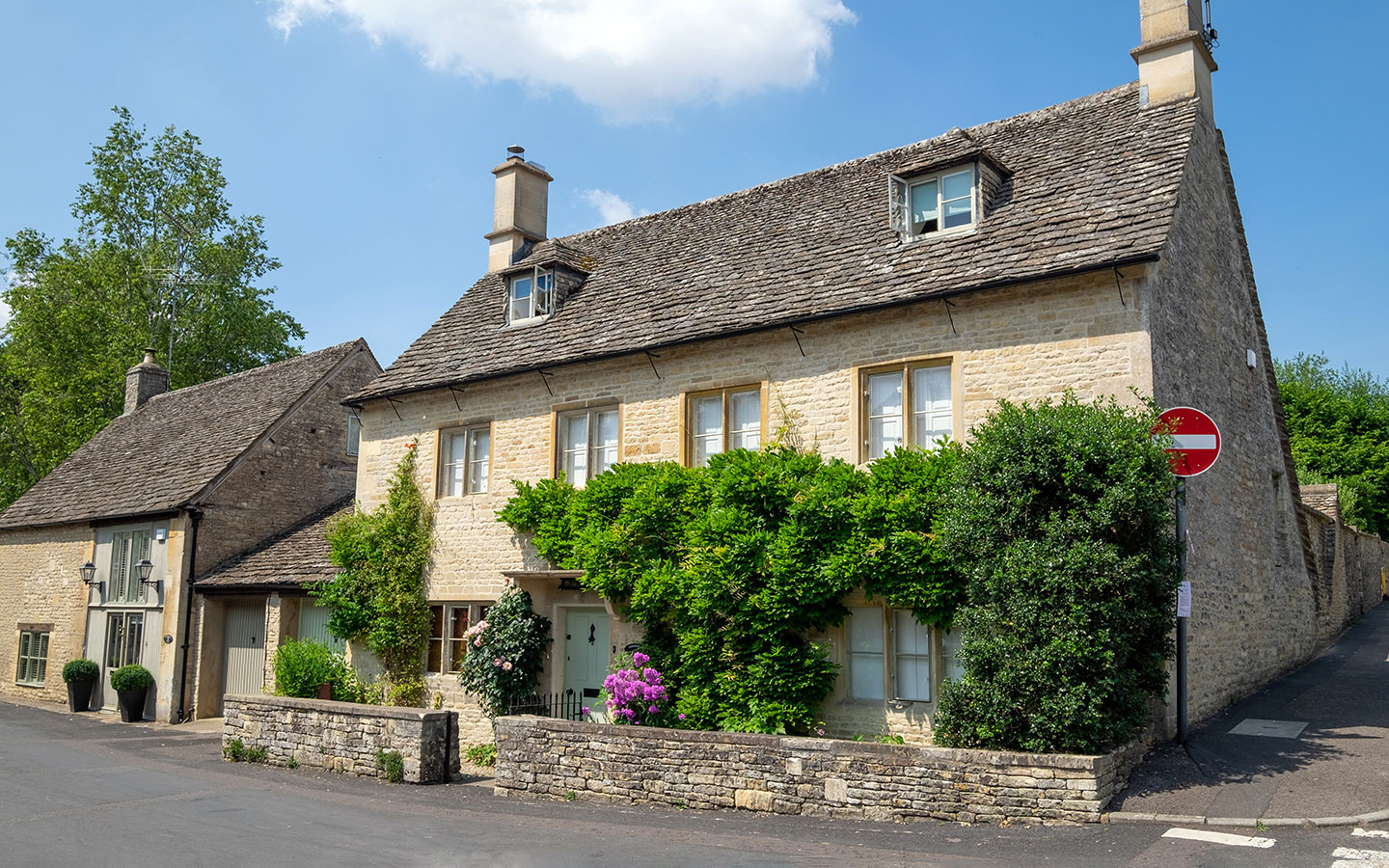 Pretty Cotswold stone cottages in Bibury