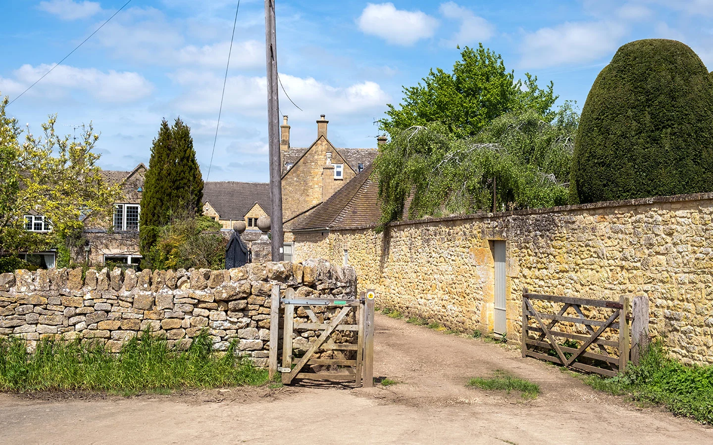 Alleyway between houses on the Cotswold Way in Broadway