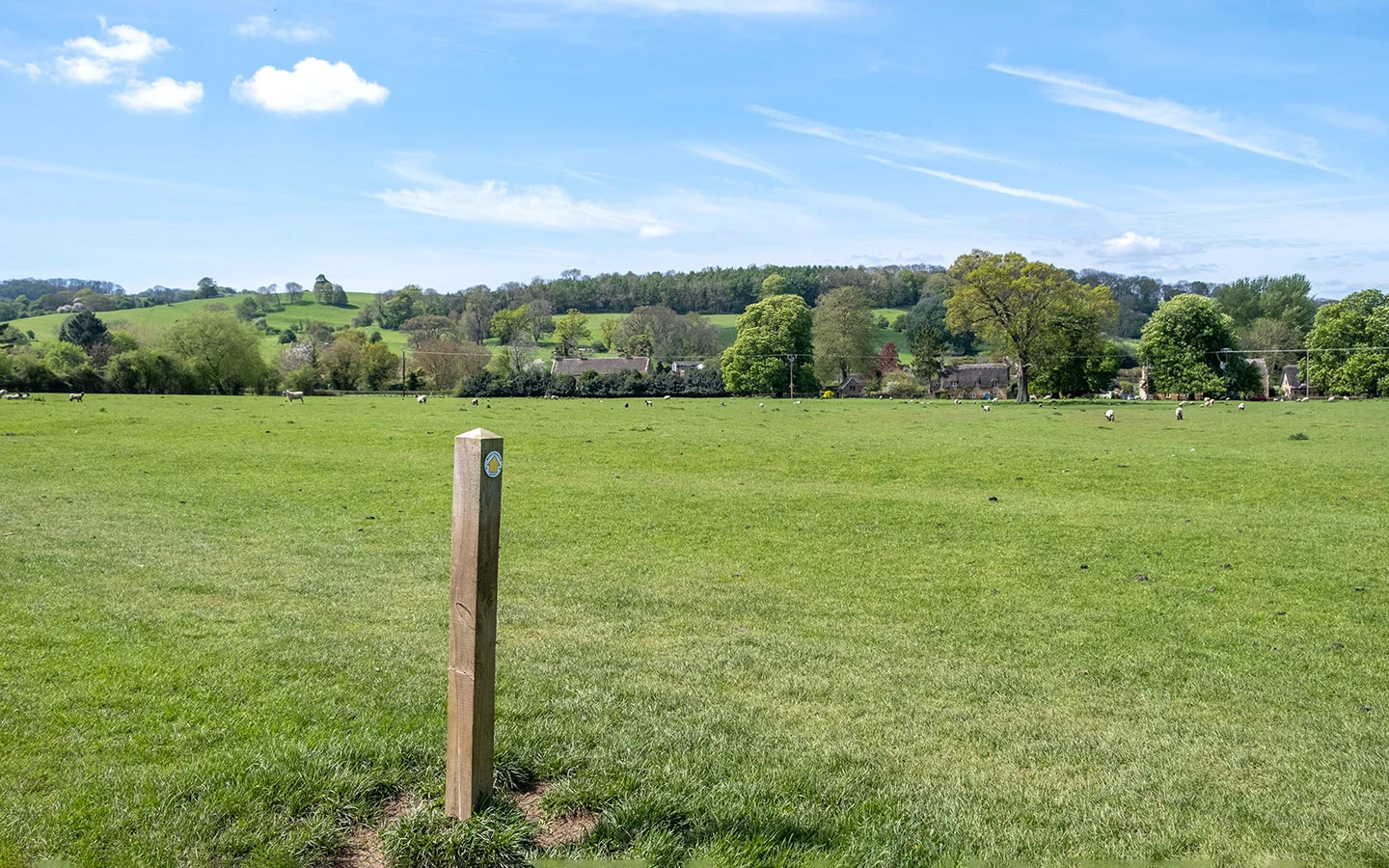 Signpost on the Broadway village to Broadway Tower walk