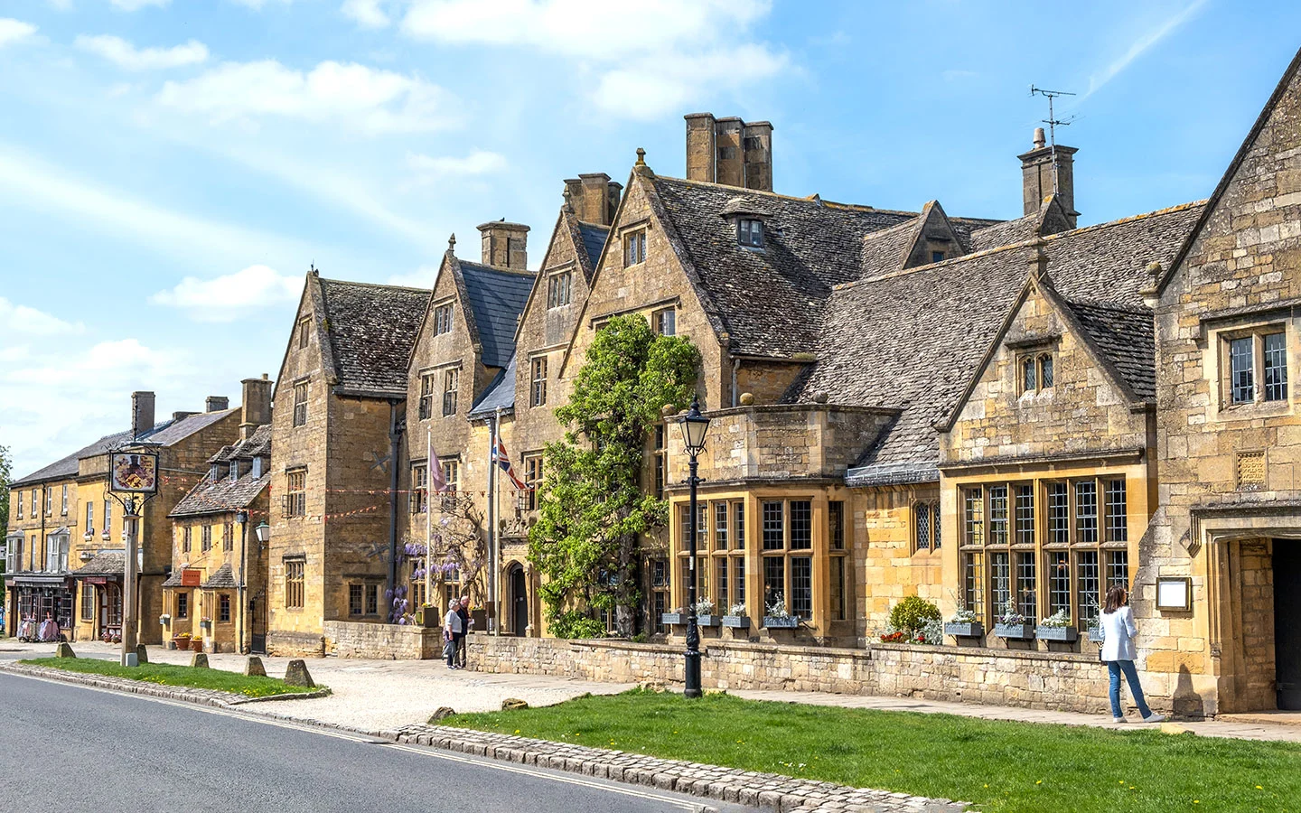 The Lygon Arms hotel in Broadway – Cotswold Way accommodation