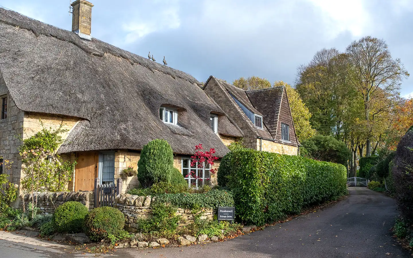 Broad Campden cottages with thatched roofs