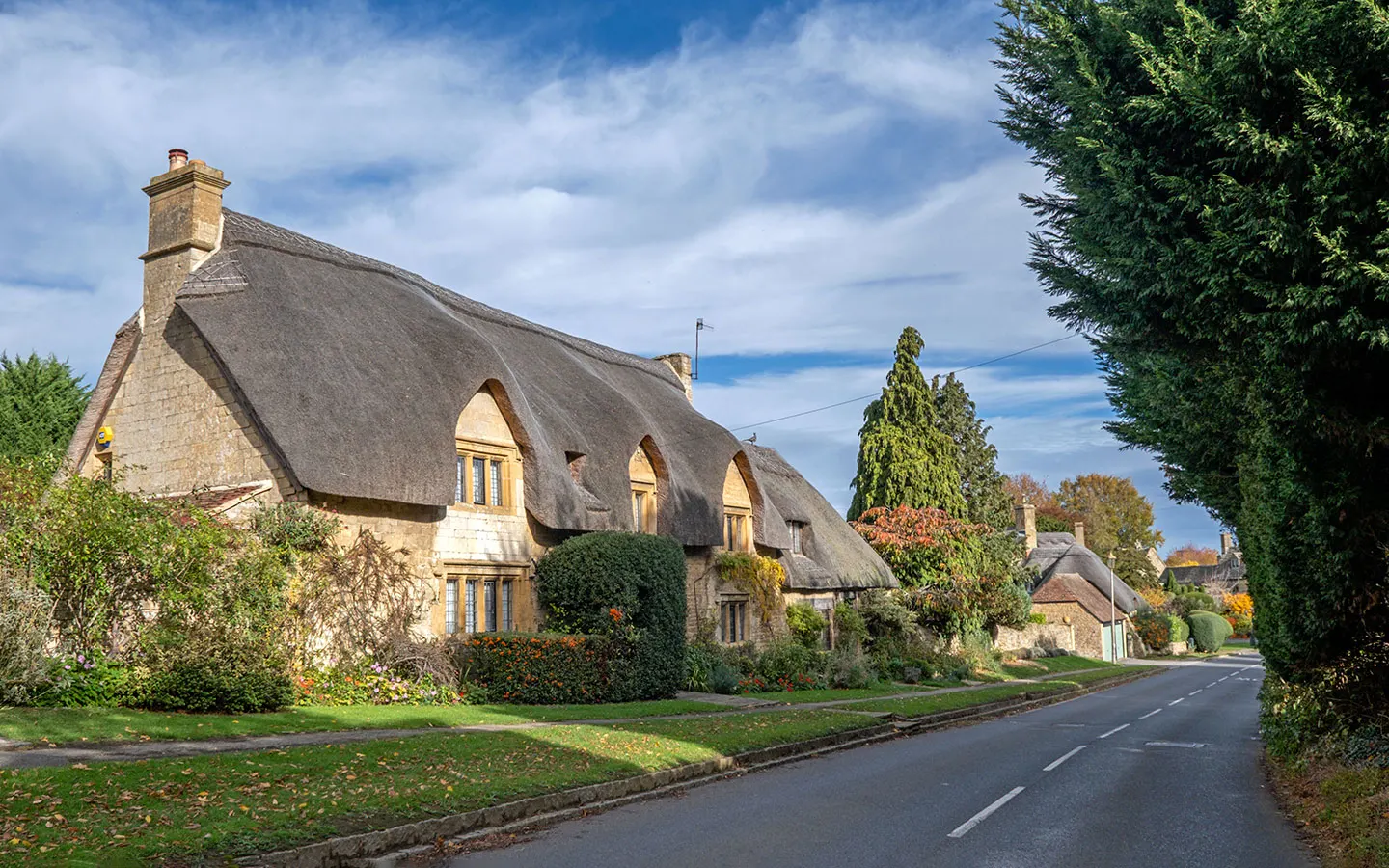 Conduit Hill in Chipping Campden, with The Thatch holiday rental property on the far right