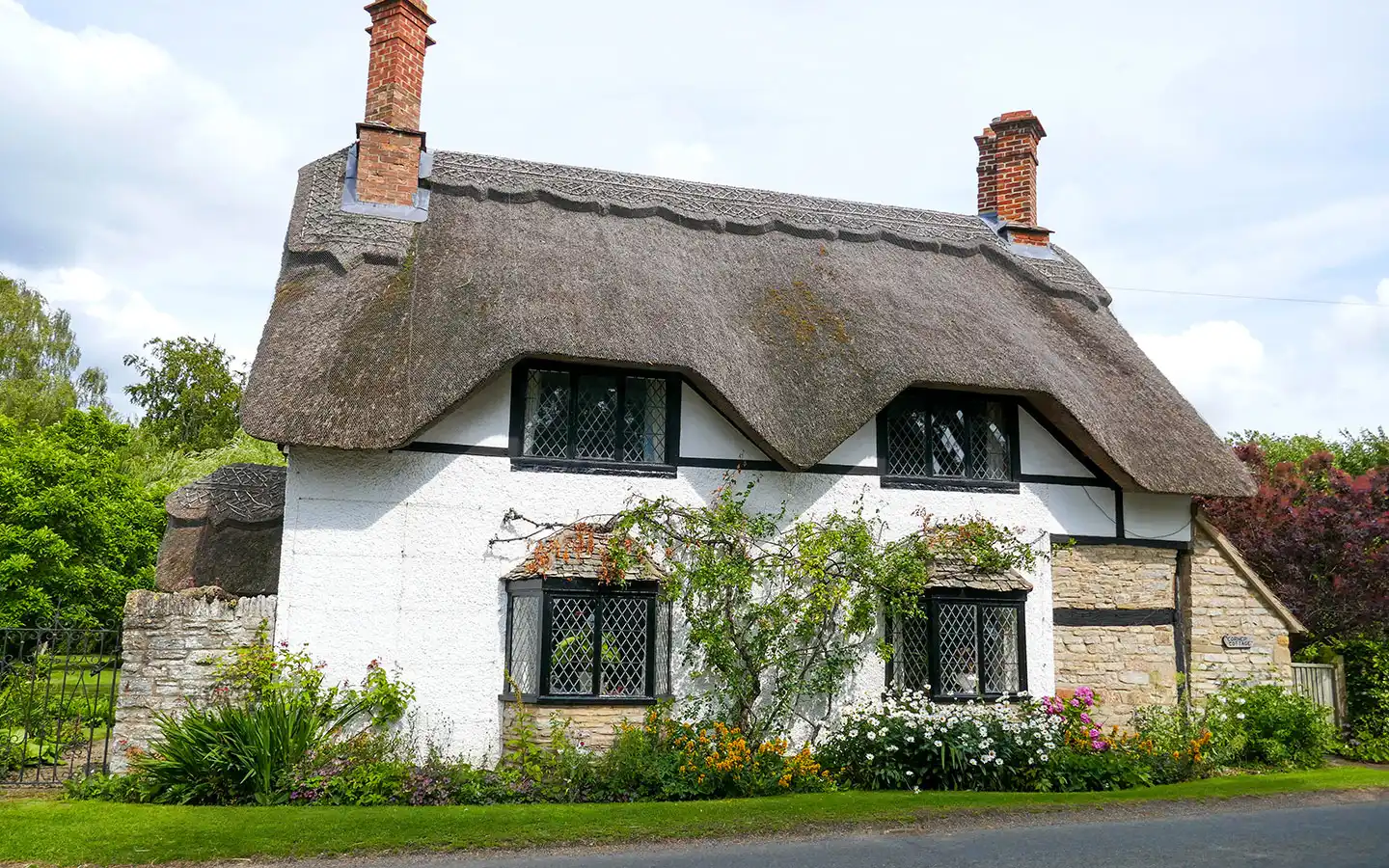 Thatched cottage with gabled roof in Wickhamford in Worcestershire