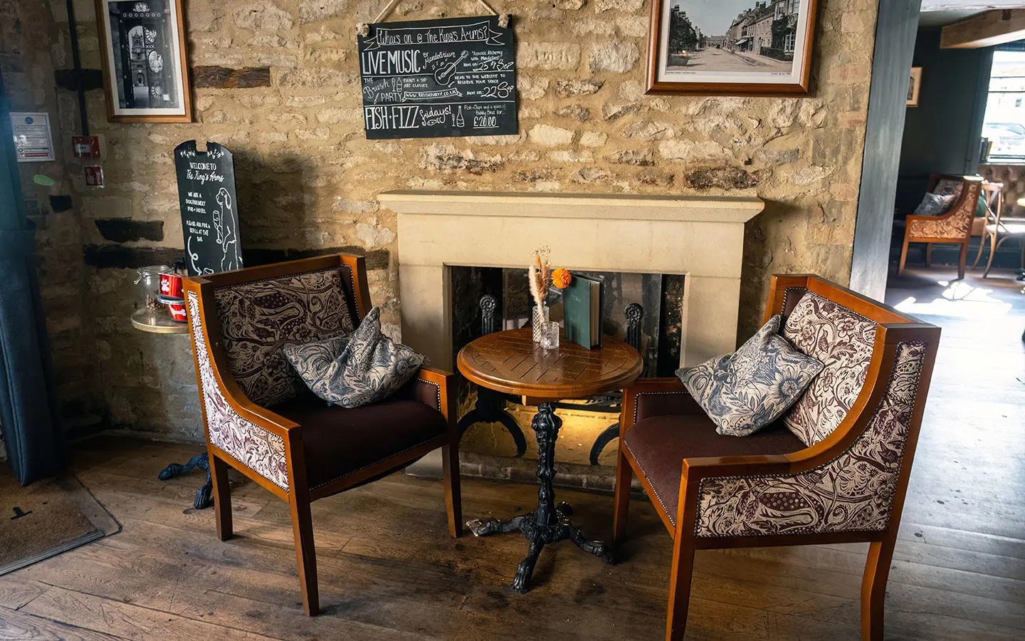 The bar at the King's Arms pub in Woodstock